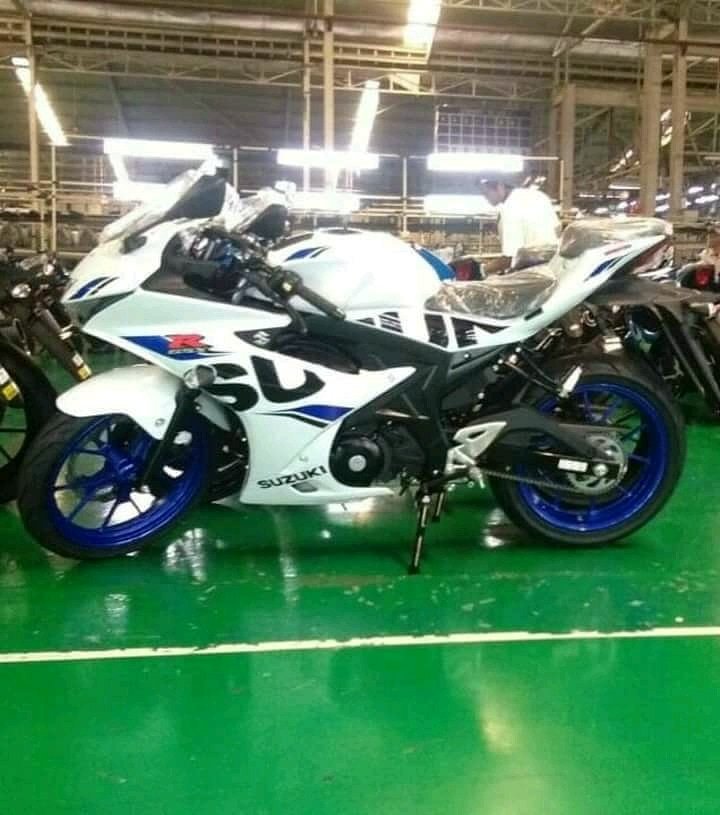 Suzuki GSX R150 Warna Putih Versi 2019 Velg Biru 